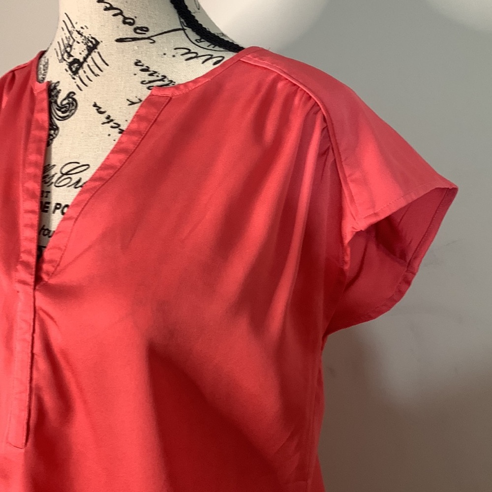 ANN TAYLOR High-low V-neck Short Sleeve Nylon Top Blouse Size: S - Picture 3 of 8